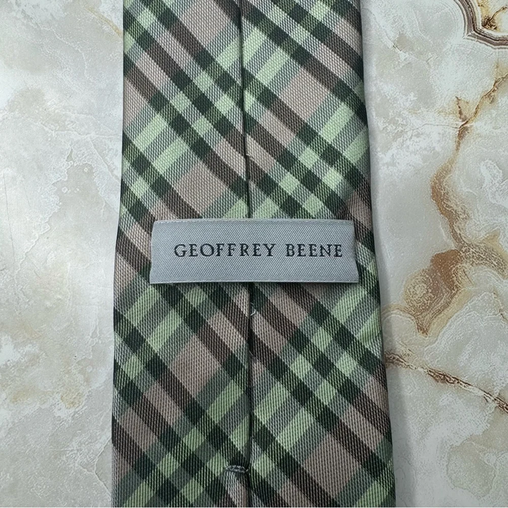 Geoffrey Beene 100% Silk Men's Tie 3 1/8